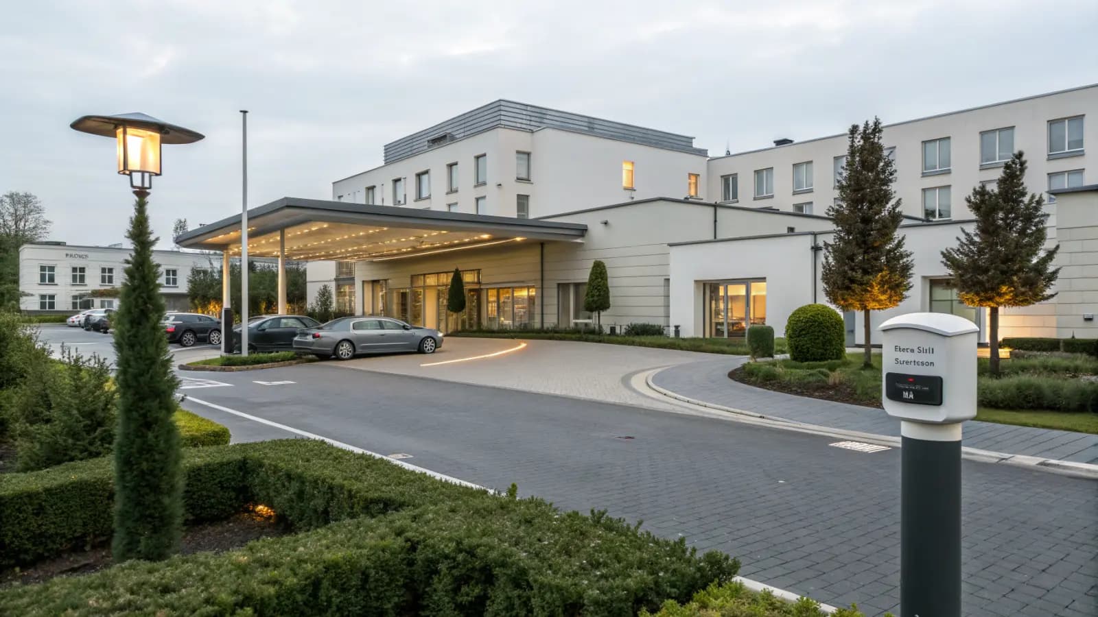 Gästeparkplatz an einer eleganten Hotelvorfahrt (illustrative Szene)